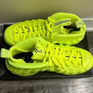 Brand new. Air foamposite pro. Color: Volt/ volt- black. Size 7.5 men/ 9 women